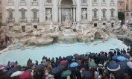 Rome: Tourists to face €2 fee to get near Trevi Fountain