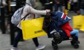 Late shopper rush drives Boxing Day sale traffic