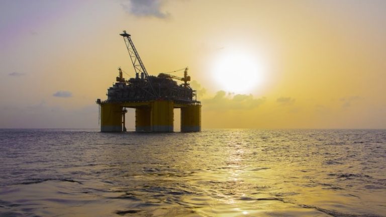 Read more about the article Oil dips as well-supplied market shrugs off Venezuela woe