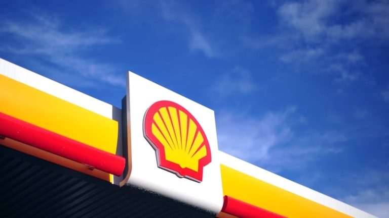 Read more about the article Shell drops after decline in energy trading division
