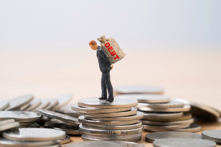 Read more about the article Dollar Retreats and Precious Metals Surge to Record Highs