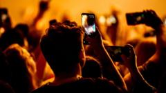 should-smartphones-be-locked-away-at-gigs-and-in-schools?