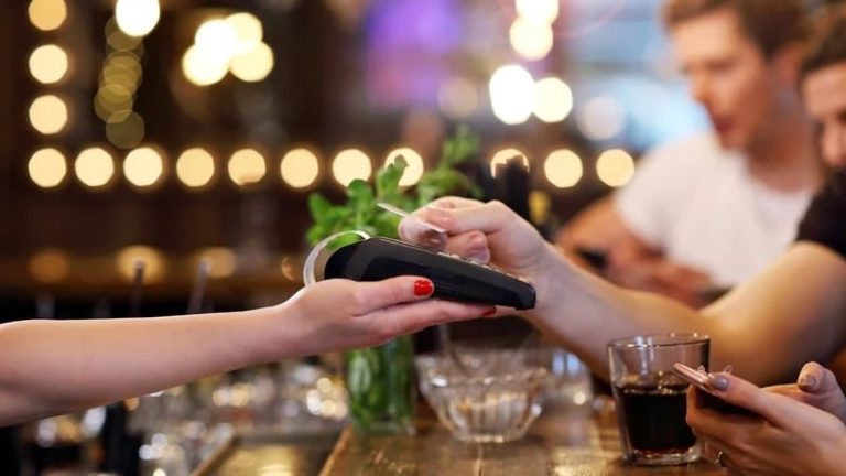 Read more about the article Consumers say tipping is becoming ‘less voluntary’ – CCPC