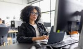 Government offers UK adults free AI training for work