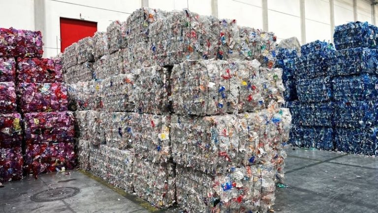 Read more about the article Over 2.4 billion bottles and cans collected under DRS