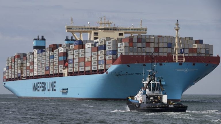 Read more about the article Maersk flags softer 2026 earnings as Suez hits rates