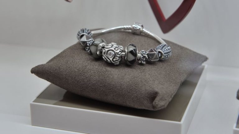 Read more about the article Pandora aims to break with volatile silver market – CEO