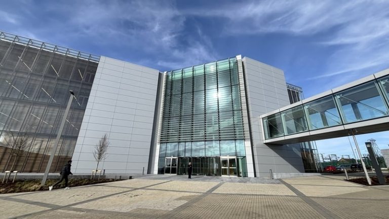 Read more about the article Apple opens new office building at Cork city campus