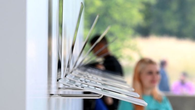 Read more about the article Apple launches new generation of MacBook laptops