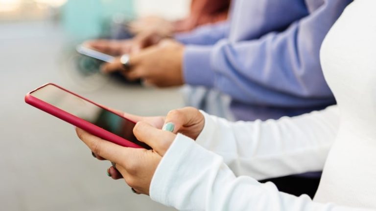 Read more about the article 93% of mobile phone owners use a smartphone – ComReg