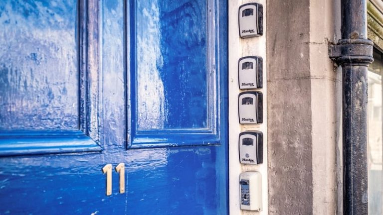 Read more about the article Short-term lets outnumber homes to rent by 4 to 1 – study