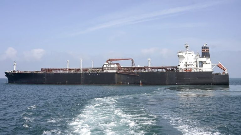 Read more about the article Oil prices rise despite efforts to open Strait of Hormuz