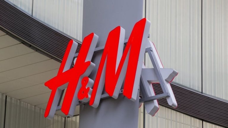 Read more about the article H&M shares slip as soft March sales offset profit beat