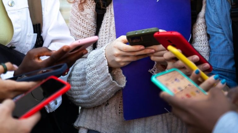 Read more about the article Australia threatens to sue social media giants