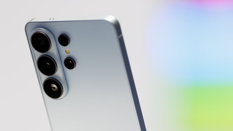 50%-admit-to-looking-at-a-stranger’s-phone-in-public