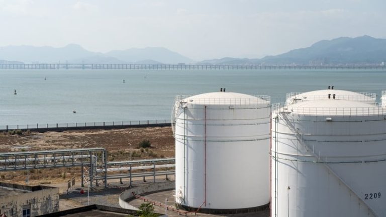 Read more about the article Oil prices tumble and European stocks rise