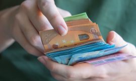 Households saved €2 billion a month on average in 2025