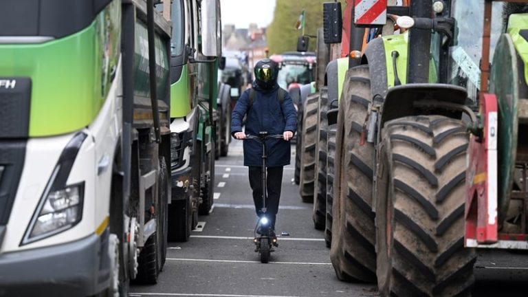 Read more about the article Taoiseach convenes Cabinet meeting to discuss fuel talks