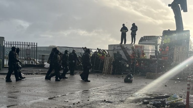 Read more about the article Oil tanker docks at Port of Galway after blockade lifted