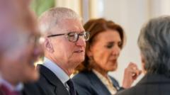 Read more about the article Apple sees ‘extraordinary’ iPhone demand as boss Tim Cook leaves
