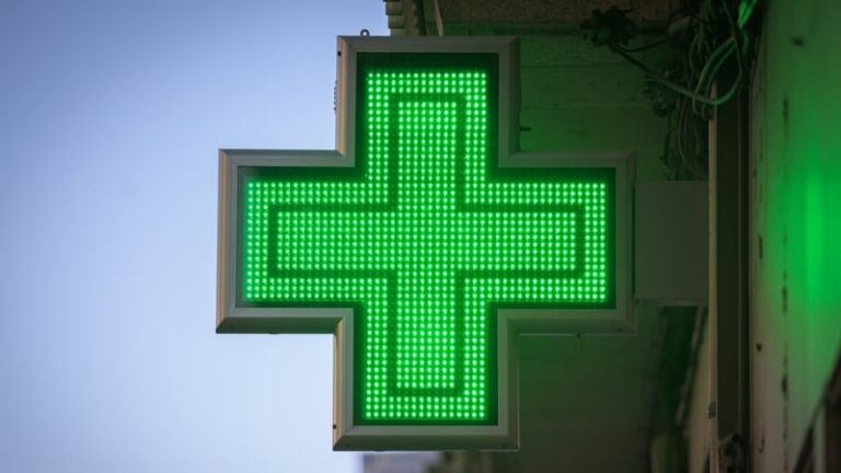 Read more about the article Minister wants greater pharmacy role in vaccine campaigns