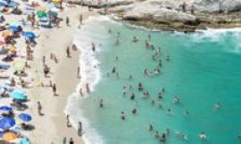 Tui sees summer sales fall 10% due to cautious UK customers