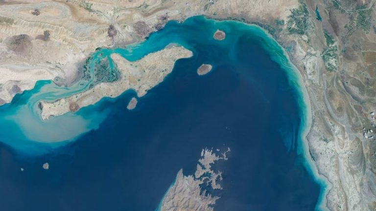 Read more about the article Oil prices dip as Iran says vessels are crossing Hormuz