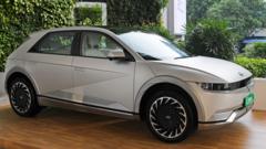 Read more about the article Electric vehicles: Costly fuel pushes more Indians to buy EVs yet obstacles remain