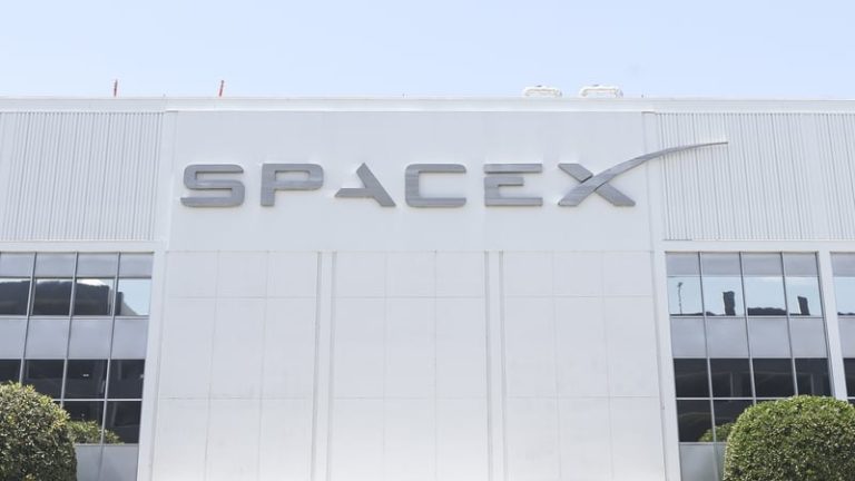 Read more about the article Google to pay SpaceX $920m per month for cloud computing