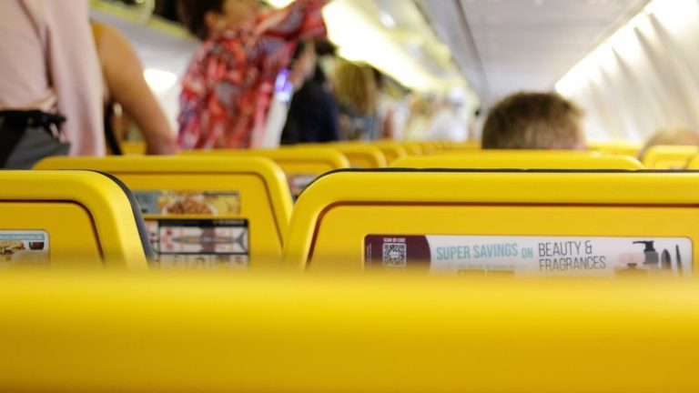 Read more about the article UK watchdog probes Ryanair fees to seat parent with kids