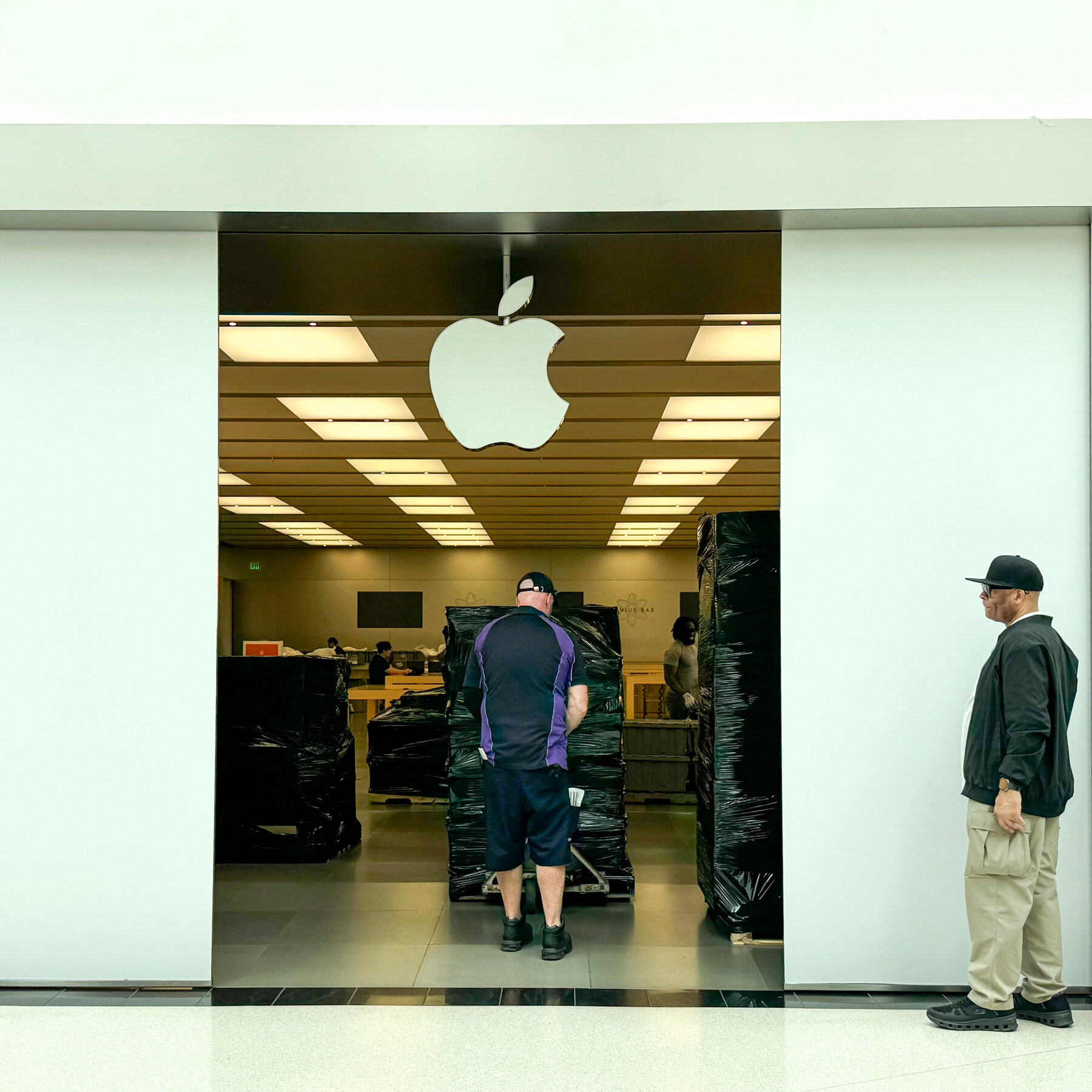 apple-just-closed-its-first-unionized-us.-store