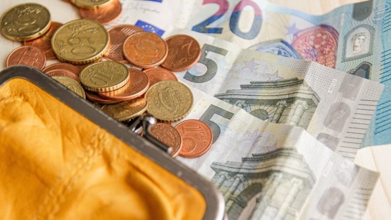 Read more about the article Unions call on Government to end ‘costly gimmicks’