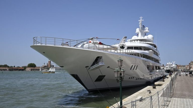 Read more about the article Trump’s ambassador arrived in Venice on superyacht