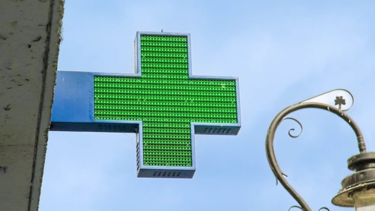 Read more about the article Pharmacist dismissed after disclosing pregnancy wins €50k