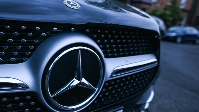 Read more about the article Mercedes cuts sales outlook on weak China