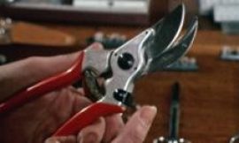 1975: The world’s first shop for left-handers