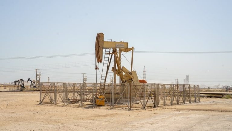 Read more about the article Oil climbs as traders assess shipping flows