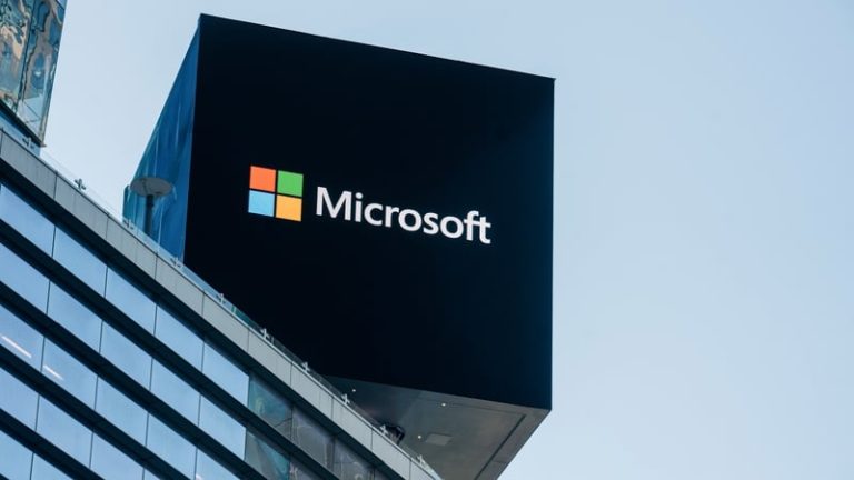Read more about the article Microsoft sets record with $450 billion single-day gain