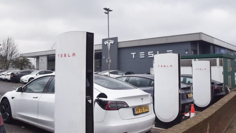 Read more about the article Demand for EVs drives new UK car market for 8th month