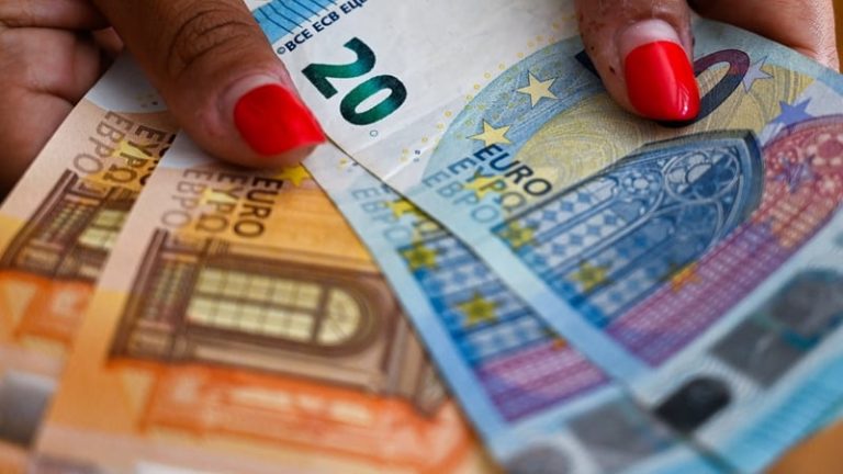 Read more about the article EVs, weddings and renovations push loans above €3 billion
