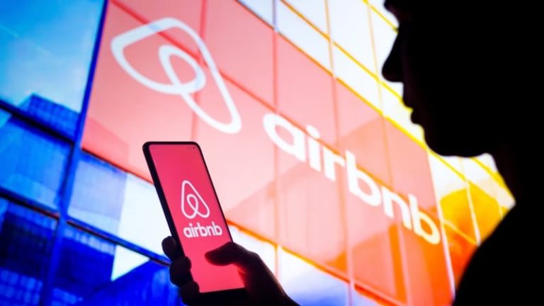 Read more about the article Airbnb tops revenue estimates on demand, World Cup boost