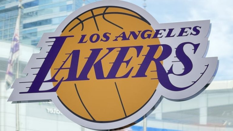 Read more about the article Basketball-Iger, Kushner buying Lakers for record $12bn