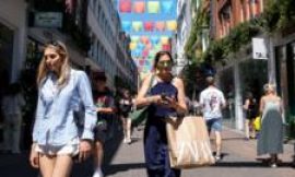 UK economy grows but experts warn of challenging months ahead