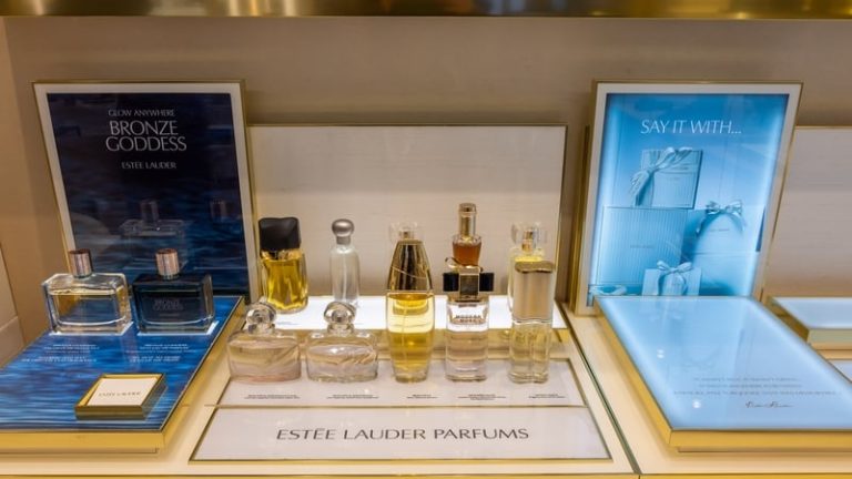 Read more about the article Estee Lauder forecasts strong annual profit