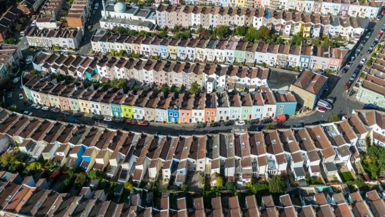 Read more about the article Annual UK house price growth slowed to 2% in June – ONS