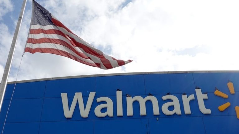 Read more about the article Walmart reports rare comparable sales miss, shares fall