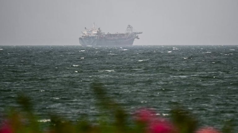 Read more about the article Oil hits 3-week high on Middle East supply concerns