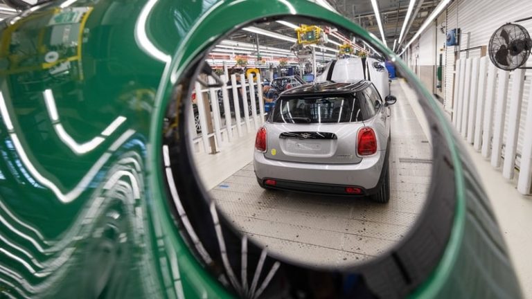 Read more about the article UK car production slides amid fall in vehicle exports
