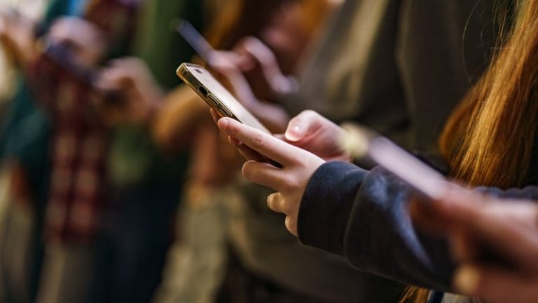 Read more about the article Age measures not stopping underage social media access