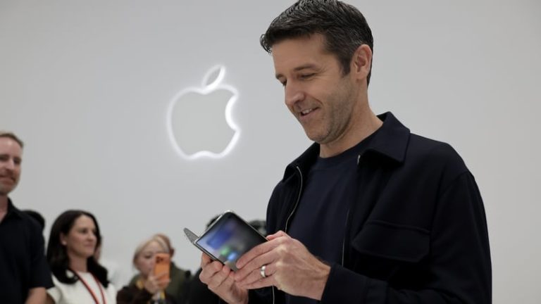 Read more about the article New Apple CEO unveils company’s first folding phone
